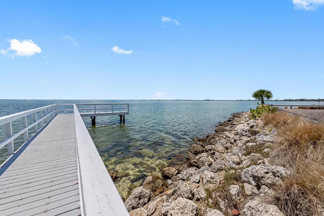 Wake Up To The Ocean Breeze - Enjoy Amazing Views Villa Tampa